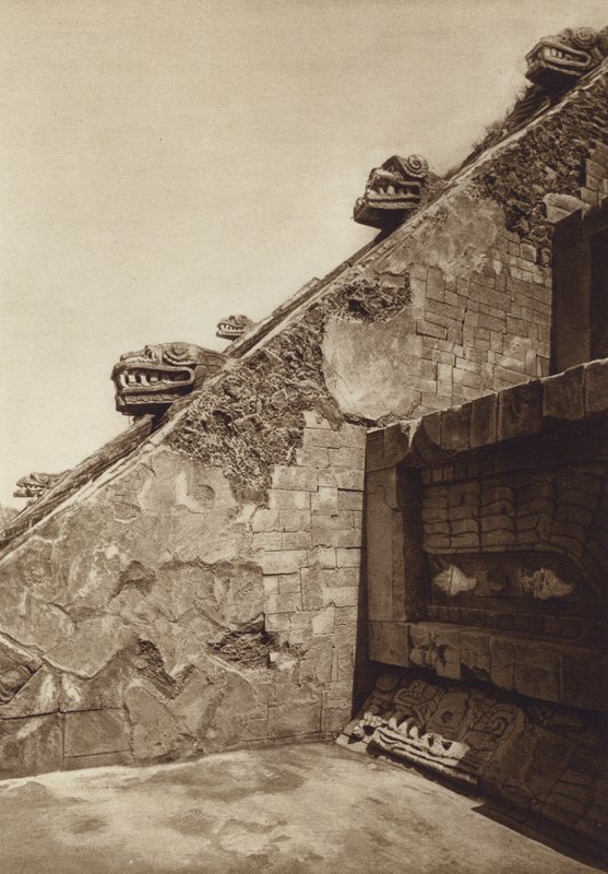 Mexikó: San Juan Teotihuacan, a Citadella nyugati homlokzatán, a Quetzalcouatl-piramis lépcsőszobrai a Citadella közepén (fekete-fehér fotó). alkotó: Hugo Brehme