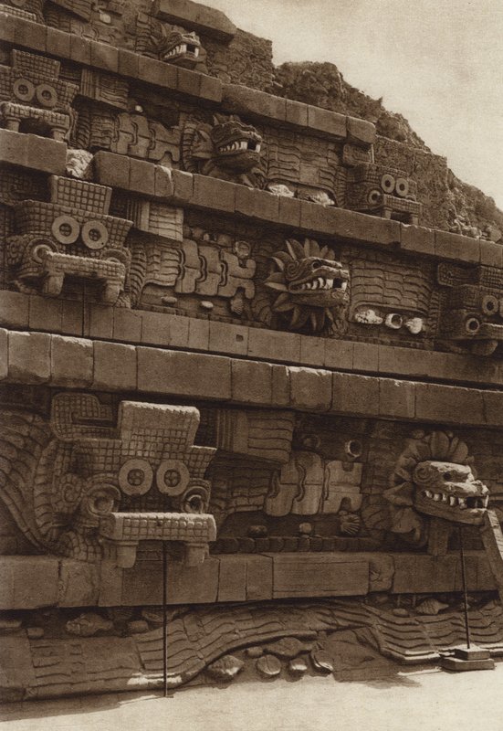 Mexikó: San Juan Teotihuacan, Kőszobrok a Quetzalcouatl-piramis nyugati homlokzatán, piramis a Citadella közepén (fekete-fehér fotó). alkotó: Hugo Brehme