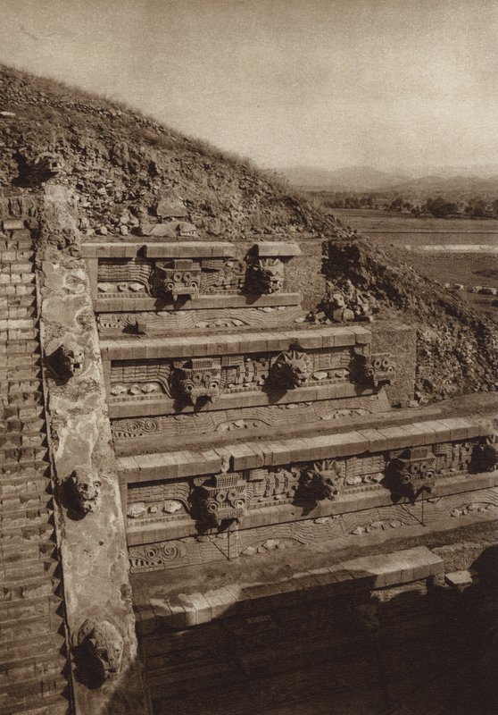 Mexikó: San Juan Teotihuacan, Kőszobrok a Quetzalcouatl-piramis nyugati homlokzatán, piramis a Citadella közepén (fekete-fehér fotó). alkotó: Hugo Brehme
