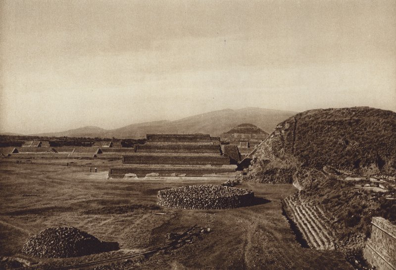 Mexikó: San Juan Teotihuacan, A Citadella teraszainak látképe (fekete-fehér fotó) alkotó: Hugo Brehme