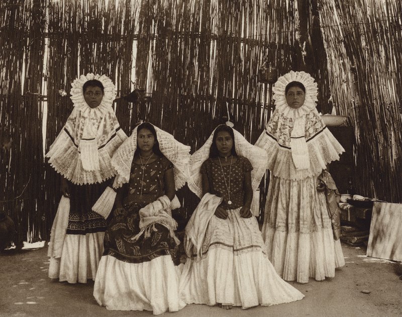 Mexikó: Tehuantepec, Lány nemzeti viseletben (fekete-fehér fotó) alkotó: Hugo Brehme