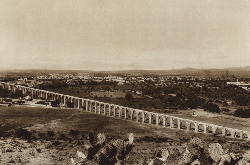 Mexikó: Queretaro látképe régi vízvezetékekkel (fekete-fehér fotó) alkotó: Hugo Brehme