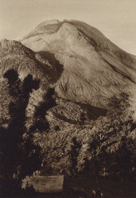 Mexikó: Colima vulkán a legutóbbi kitörések előtt (fekete-fehér fotó) alkotó: Hugo Brehme