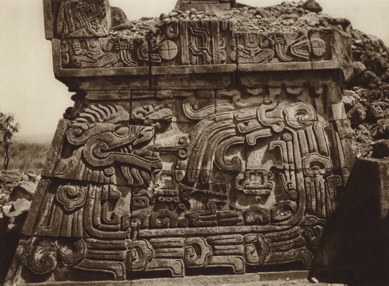 Mexikó: Xochicalco, A piramis egy része kígyóval és hieroglifákkal (fekete-fehér fotó) alkotó: Hugo Brehme