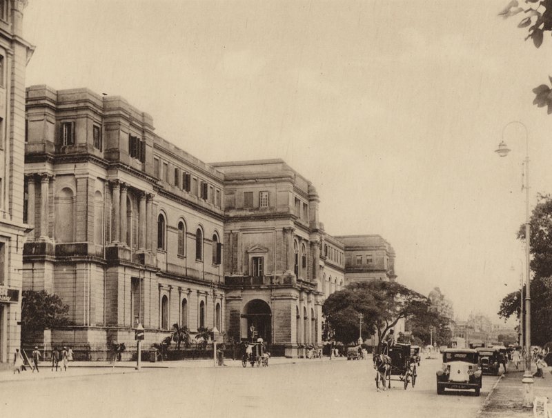 Az Indiai Múzeum és a Chowringhee Road délről (fekete-fehér fotó) alkotó: Indian photographer