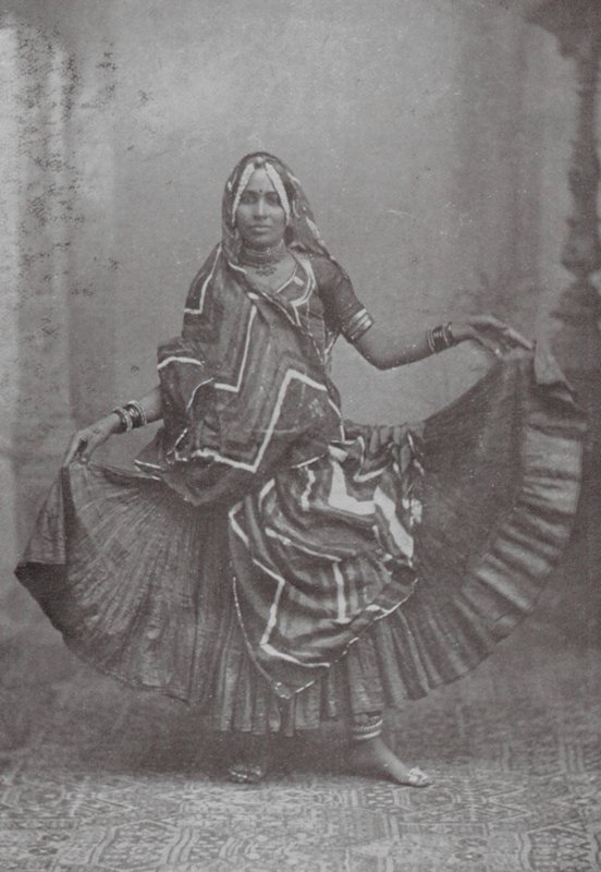 Bombay / Mumbai: Indiai szoknyatánc (fekete-fehér fotó) alkotó: Indian photographer
