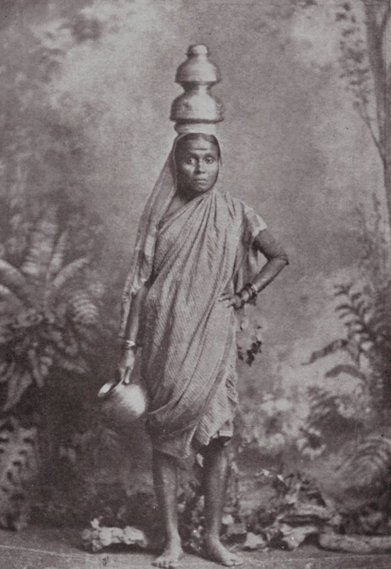 Bombay / Mumbai: A tejeslány (fekete-fehér fotó) alkotó: Indian photographer