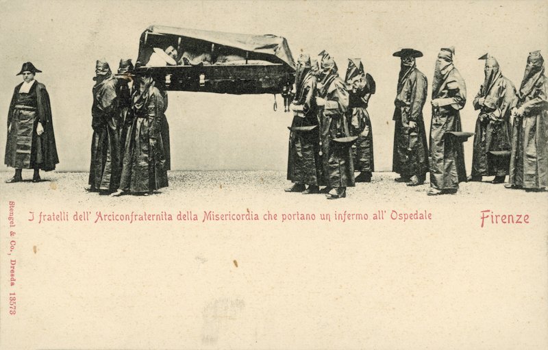 A Compagnia della Misericordia (az Irgalmasság Társasága) testvérei egy beteg embert szállítanak a firenzei kórházba (f/w fotó) alkotó: Italian Photographer