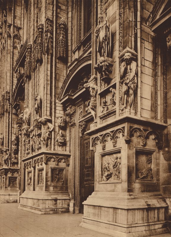 Duomo di Milano: részlet a homlokzatról (fekete-fehér fotó) alkotó: Italian Photographer