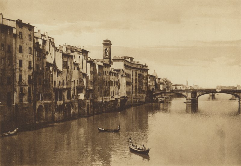 Firenze / Firenze: Kilátás az Arno-ra a Ponte a S Trinitával (f / w fotó) alkotó: Italian Photographer