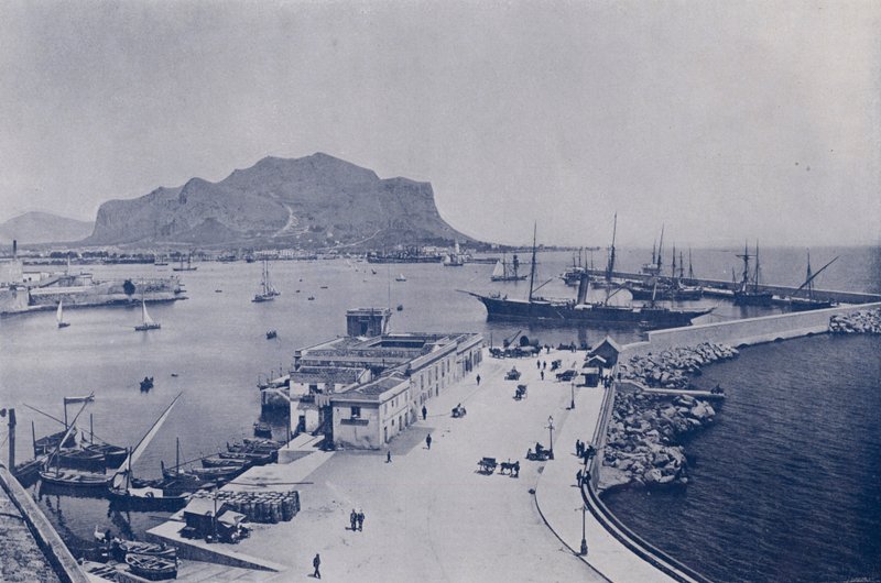 Olaszország: Palermo, Monte Pellegrino és kikötő (f/w fotó) alkotó: Italian Photographer