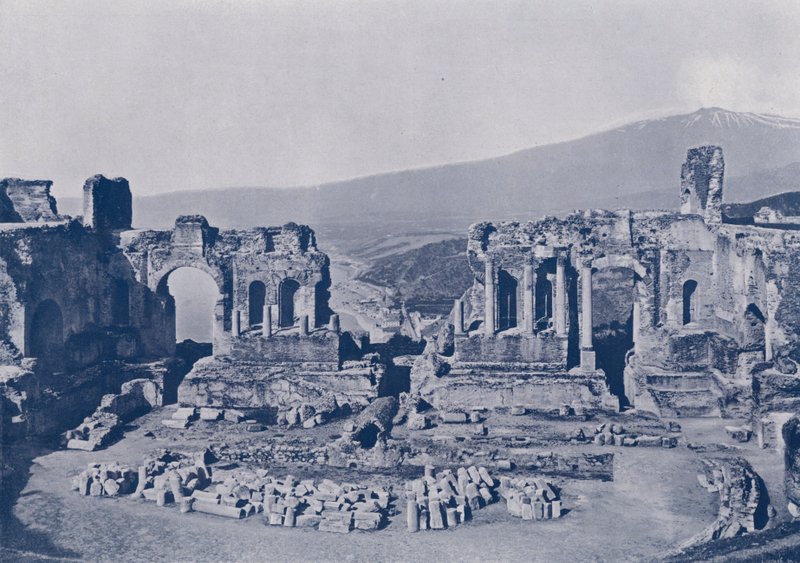 Olaszország: Taormina, Szicília, a görög színház romjai és az Etna (f/w fotó) alkotó: Italian Photographer
