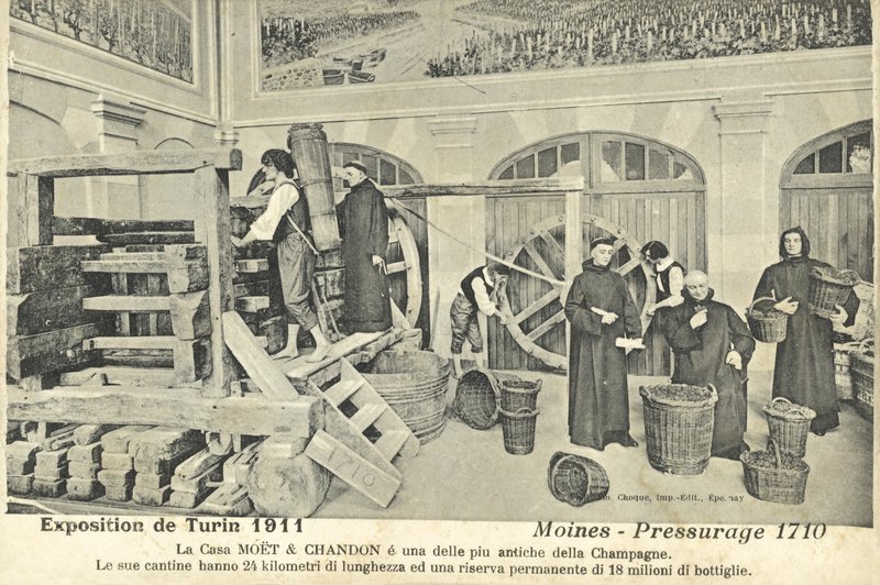 Pezsgőszőlőt sajtoló szerzetesek 1710-ben, kiállítás a Torinói Nemzetközi Kiállításon, Olaszország alkotó: Italian Photographer