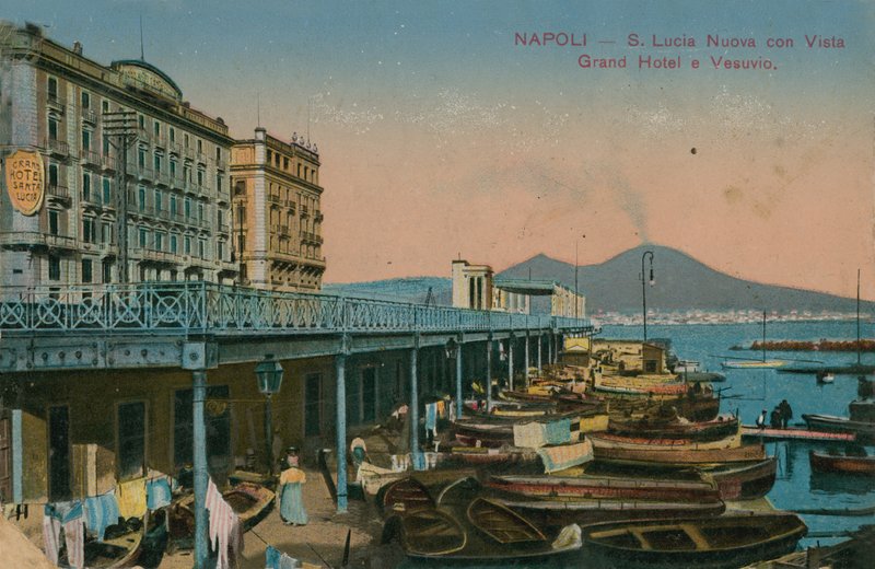 Nápoly - kilátás a Grand Hotel Santa Lucia-ra és a Vezúvra. 1913-ban feladott képeslap. alkotó: Italian Photographer