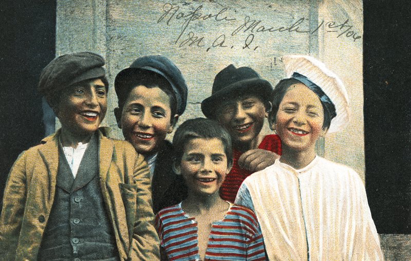 Neopolita fiúk nevetnek és mosolyognak alkotó: Italian Photographer