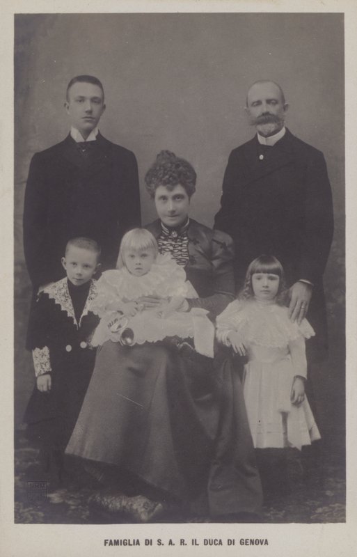 Tamás herceg, Genova hercege és felesége, Izabella bajor hercegnő gyermekeikkel (f/w fotó) alkotó: Italian Photographer