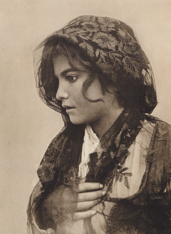 Sicilia / Szicília: szicíliai viselet (fekete-fehér fotó) alkotó: Italian Photographer