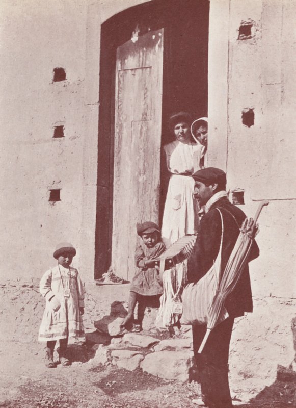 Szicília: Egy vándorzenész (fekete-fehér fotó) alkotó: Italian Photographer