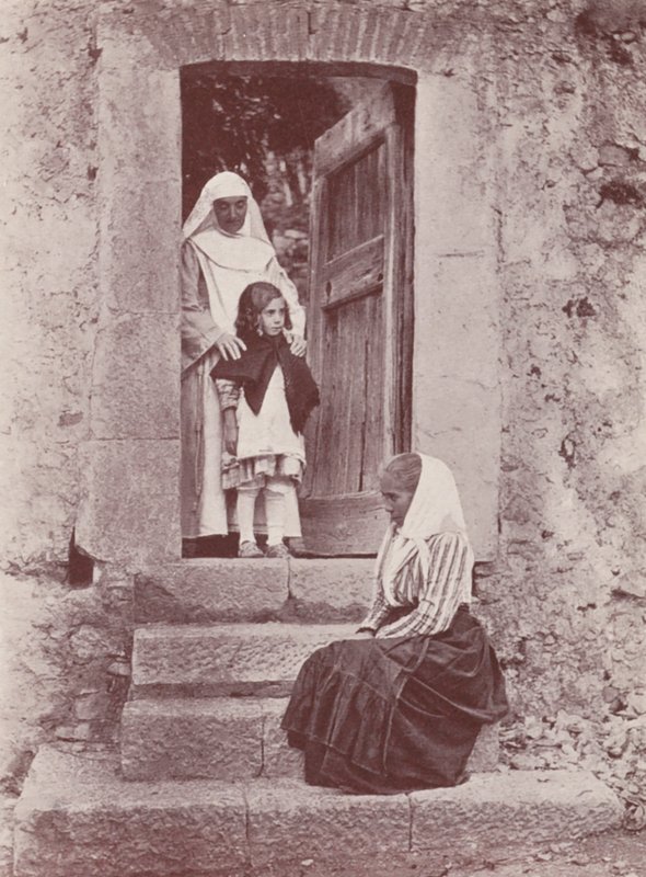 Szicília: A kolostor portáljánál (fekete-fehér fotó) alkotó: Italian Photographer