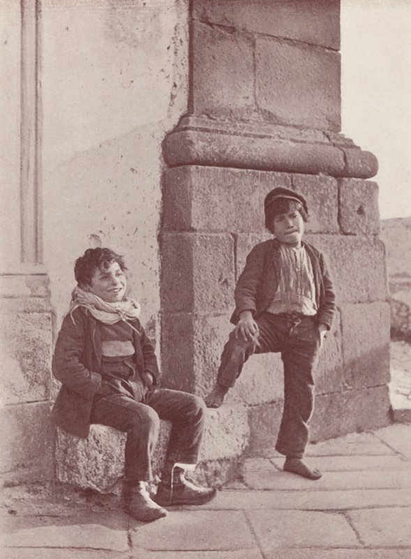 Szicília: Szicíliai fiúk a belvárosban (fekete-fehér fotó) alkotó: Italian Photographer