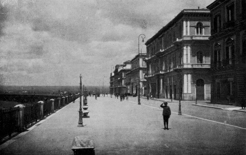 Taranto, Corso ai due mari (f/w fotó) alkotó: Italian Photographer