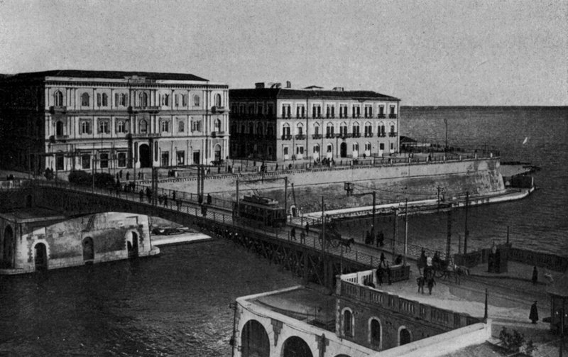 Taranto, Corso due Mari, Lengőhíd (f/w fotó) alkotó: Italian Photographer