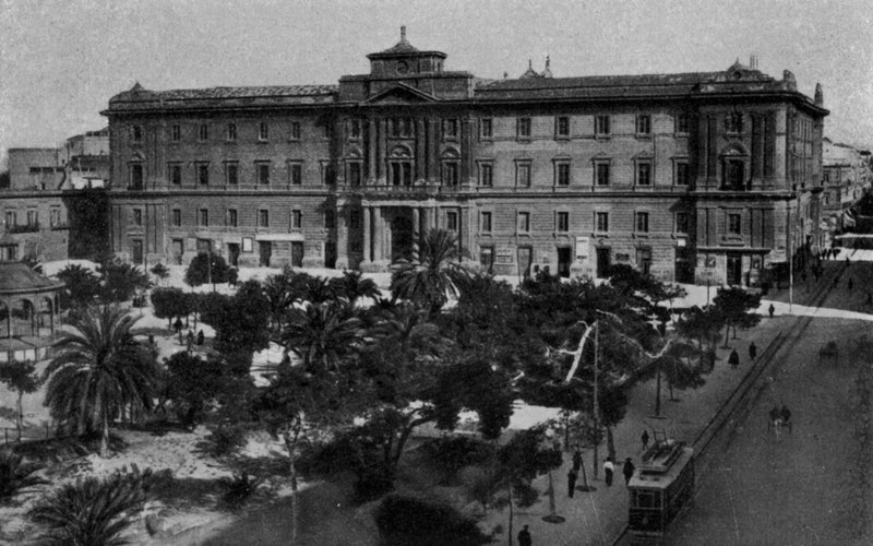 Taranto, Palazzo degli Uffici (f/w fotó) alkotó: Italian Photographer