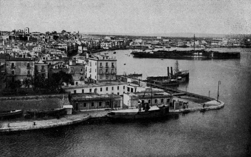 Taranto, Panoráma az óvárosra (f/w fotó) alkotó: Italian Photographer
