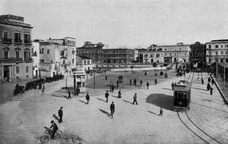 Taranto, Piazza Castello, Menjen a lengőhídra (f/w fotó) alkotó: Italian Photographer