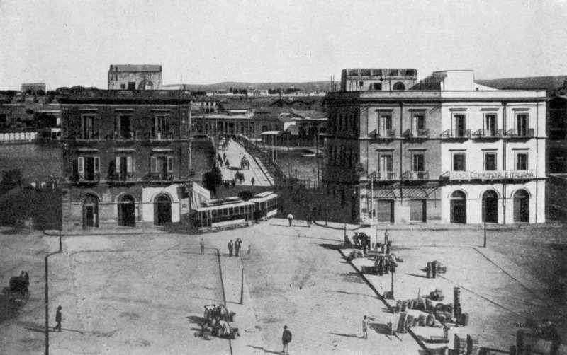 Taranto, Piazza Fontana, Nápolyi híd (f/w fotó) alkotó: Italian Photographer