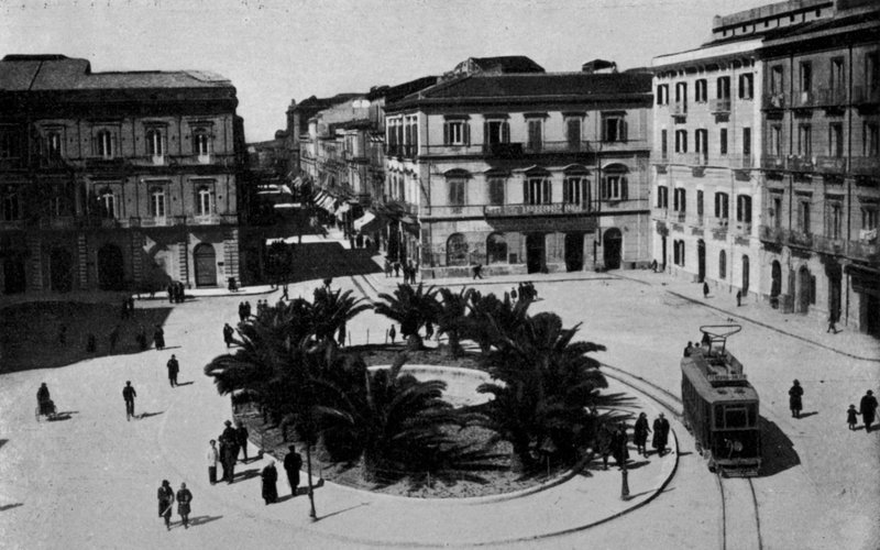 Taranto, Piazza Giordano Bruno (f/w fotó) alkotó: Italian Photographer
