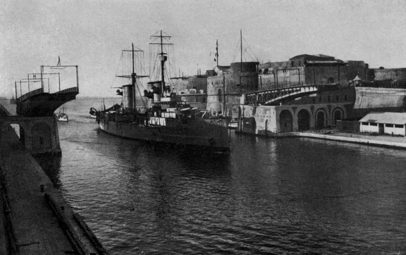 Taranto, Ponte Girevole, az R hajók átjárója (f/w fotó) alkotó: Italian Photographer