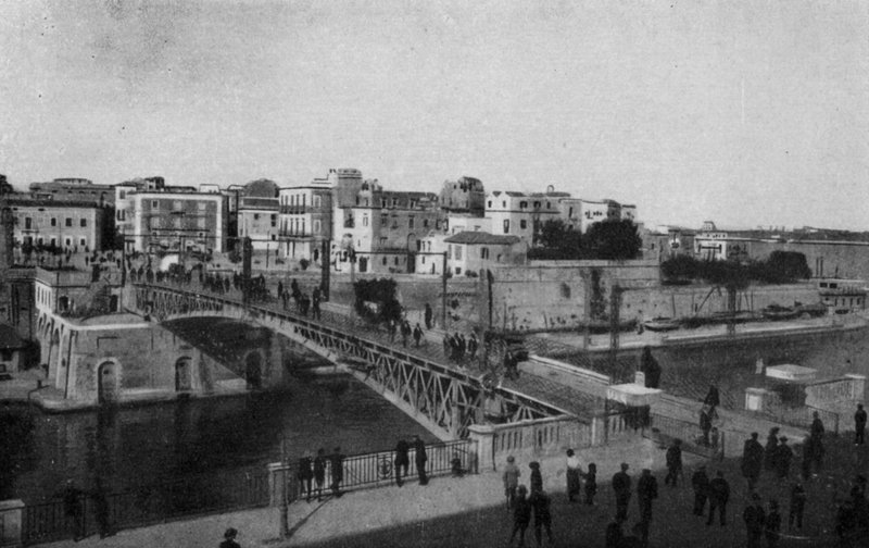 Taranto, Ponte Girevole zárva és az óváros (f/w fotó) alkotó: Italian Photographer