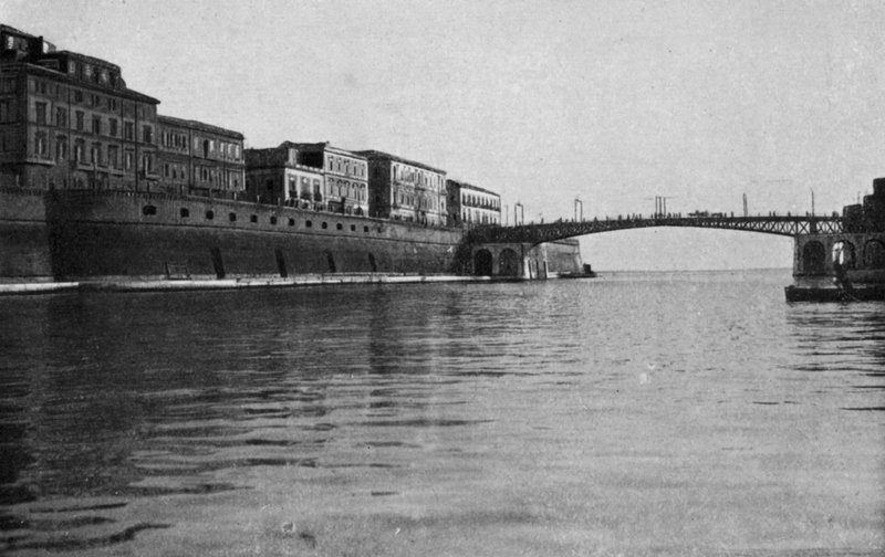 Taranto, Zárt lengőhíd (f/w fotó) alkotó: Italian Photographer