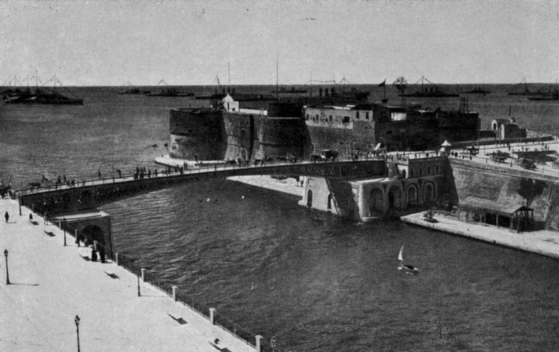 Taranto, zárt lengőhíd, haditengerészeti erők összegyűltek a gran pavese in mar grande-ban (f/w fotó) alkotó: Italian Photographer