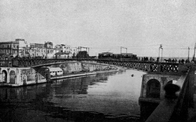 Taranto, zárt lengőhíd és az óváros (f/w fotó) alkotó: Italian Photographer