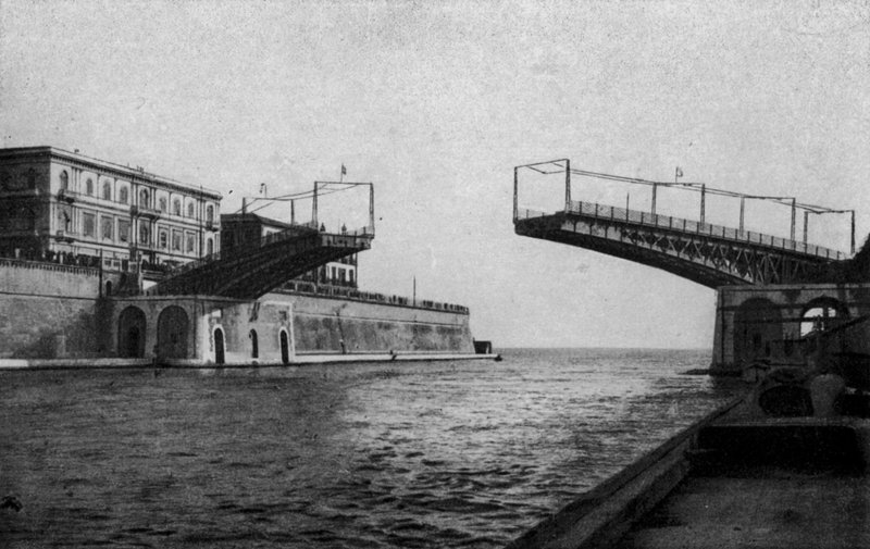 Taranto, Félig nyitott lengőhíd (f/w fotó) alkotó: Italian Photographer