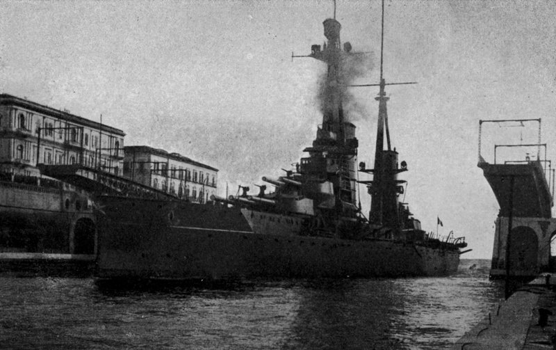 Taranto, R Nave Duilio a hajózható csatornán keresztül (f/w fotó) alkotó: Italian Photographer