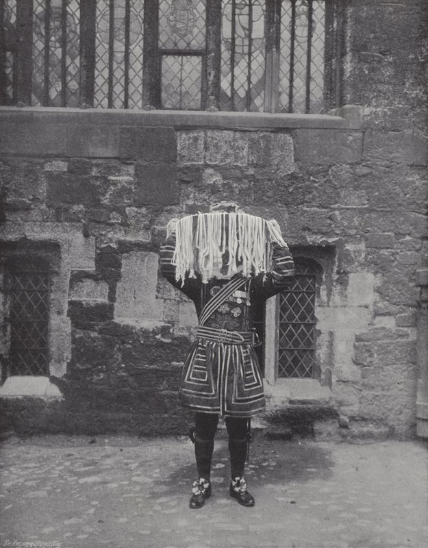 Maundy Money-t osztogat, Yeoman alamizsnát hord alkotó: J. Benjamin Stone