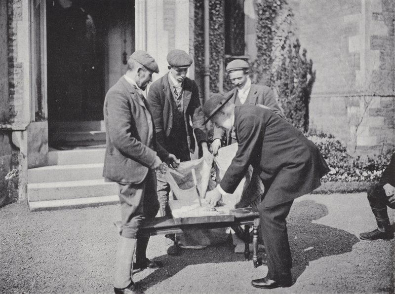 Hallaton Hare Pite Fesztivál, megtöltve a zsákokat alkotó: J. Benjamin Stone