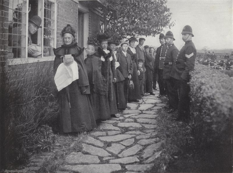 A Biddenden Maids jótékonysági szervezet kenyeret és sajtot oszt alkotó: J. Benjamin Stone