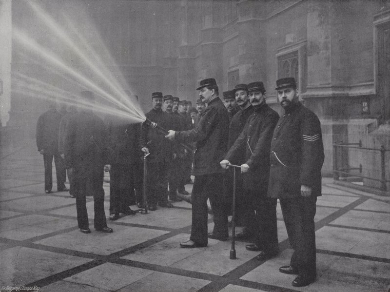 Az éjszakai tűzoltóság alkotó: J. Benjamin Stone