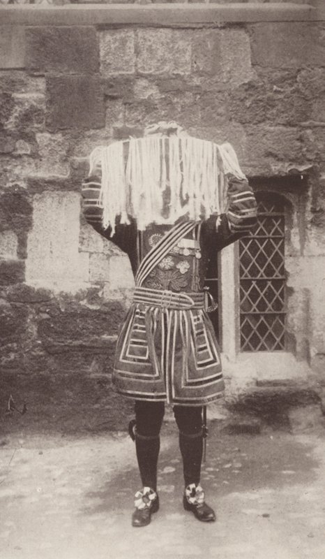Az őrség első embere, amint az ezüsttálat viszi a szentmisepénzt tartalmazó erszényt (fekete-fehér fotó). alkotó: J. Benjamin Stone
