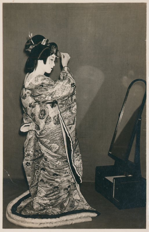 Egy kimonóba öltözött nő alkotó: Japanese Photographer