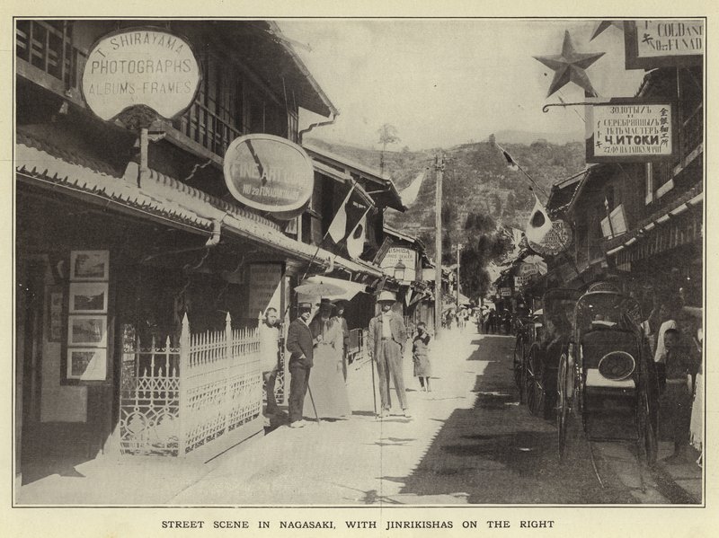 Utcai jelenet Nagaszakiban, a jobb oldalon Jinrikishákkal alkotó: Japanese Photographer