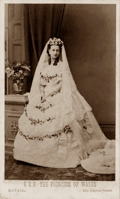 Alexandra dán hercegnő menyasszonyi ruhájában a walesi herceggel, a leendő VII. Edward királlyal kötött házasságához alkotó: John Jabez Edwin Paisley (after) Mayall