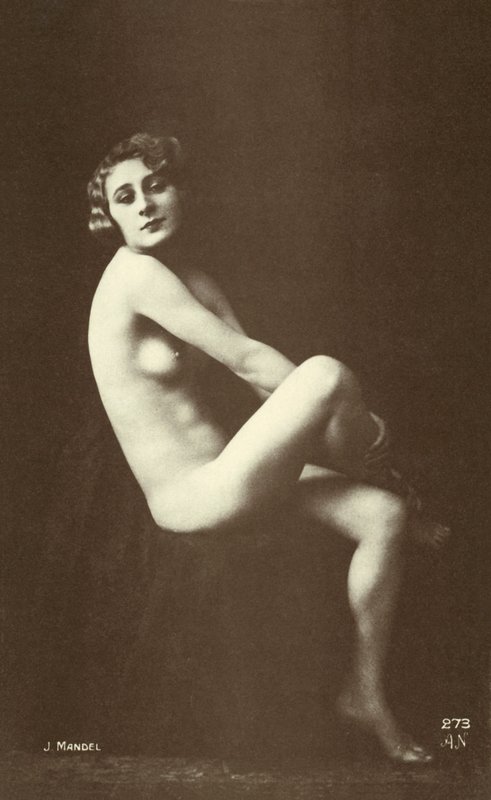 Női akt (fekete-fehér fotó) alkotó: Julian or Julien Mandel