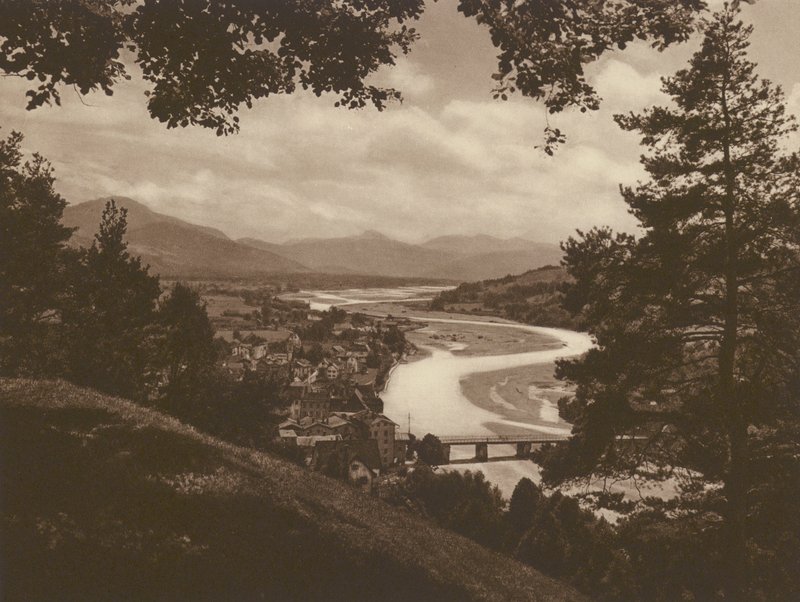 Bad Tölz és az Isar-völgy, kilátás a Kálváriáról; Bad Tölz és az Isar-völgy, kilátás a Kalvarienbergről (f/w fotó) alkotó: Kurt Hielscher