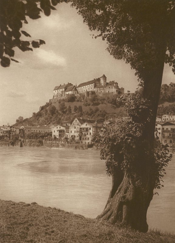 Burghausen a Salzach-on; Burghausen a Salzach-on (f/w fotó) alkotó: Kurt Hielscher