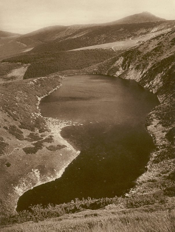 A Nagy-tó és a Sněžka (Óriás-hegység); A Nagy-tó és a Schneekoppe (Óriás-hegység) (f/w fotó) alkotó: Kurt Hielscher